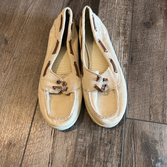 Women’s 7 shoes - Picture 2 of 2